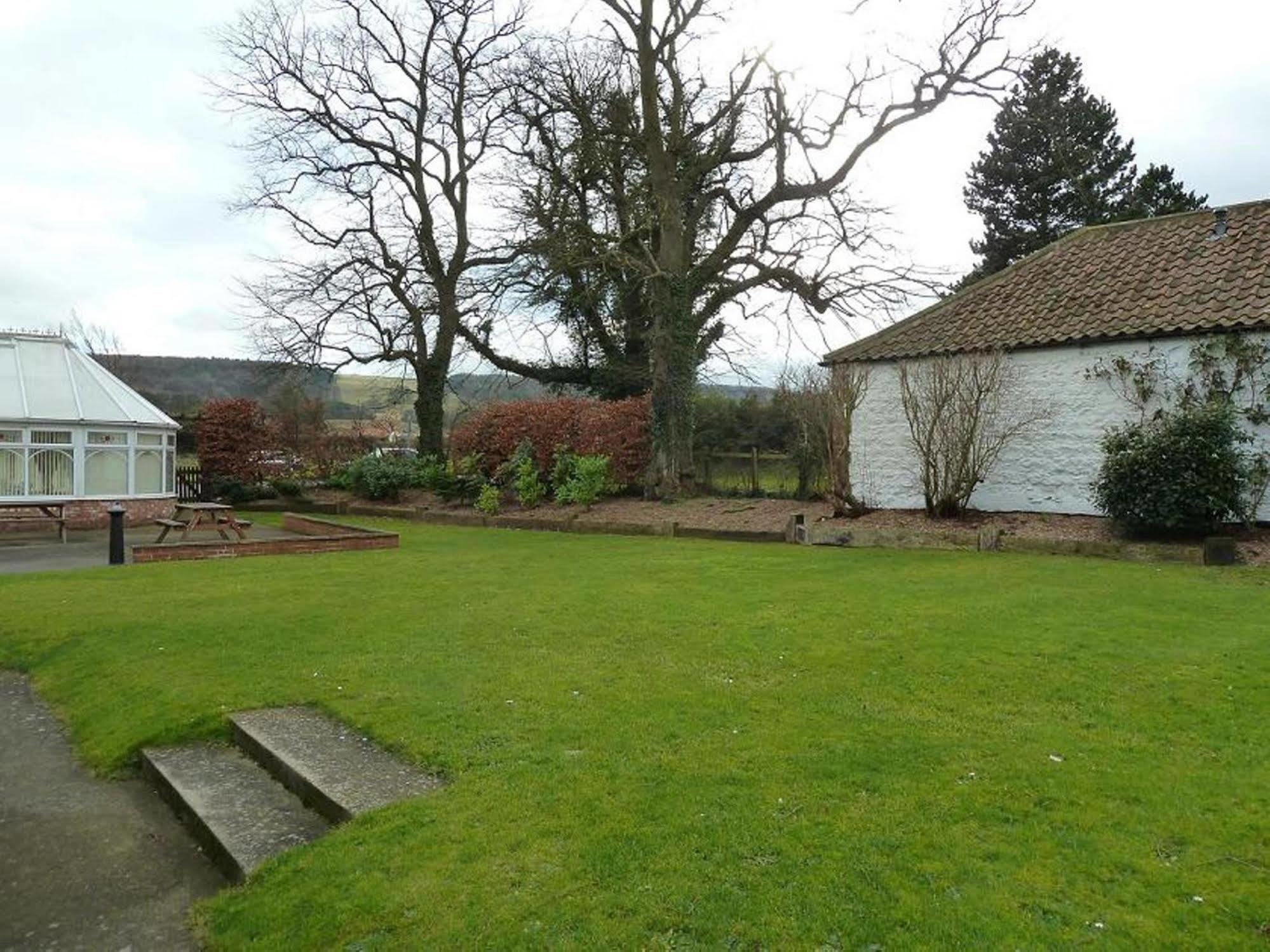 Ganton Greyhound Inn Buitenkant foto